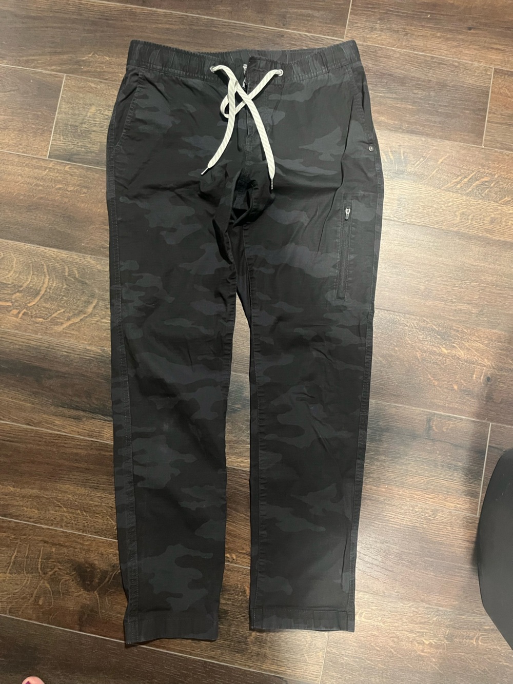 Vuori Women's Ripstop Pant in Black Camo Size Small